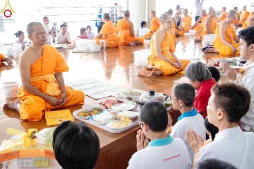 ภาพ No.184799:พิธีถวายภัตตาหารเมนูสวรรค์ "เพื่อการบรรลุธรรม" เนื่องในวาระอายุวัฒนมงคล 84 ปี หลวงพ่อทัตตชีโว วันเสาร์ที่ 21 ธันวาคม พ.ศ. 2567 ณ หอฉันคุณยายอาจารย์ฯ วัดพระธรรมกาย