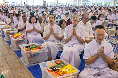 ภาพ No.151009:พิธีตักบาตร ในวันอาทิตย์ต้นเดือน วันที่ 1 กันยายน พ.ศ. 2567 ณ สภาธรรมกายสากล วัดพระธรรมกาย