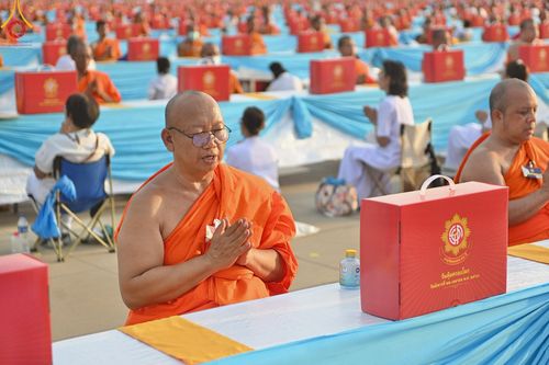 ภาพ No.219589:วันอังคารที่ 22 เมษายน พ.ศ. 2568 พิธีถวายมหาสังฆทานคณะสงฆ์ 40,000 กว่าวัดทั่วประเทศ เนื่องในวันคุ้มครองโลก ณ วัดพระธรรมกาย จ.ปทุมธานี