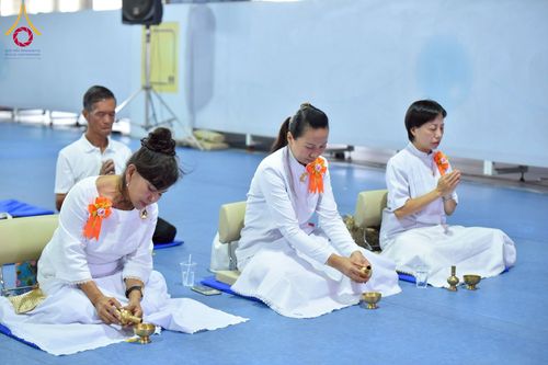 ภาพ No.238107:วันอังคารที่ 12 สิงหาคม พ.ศ. 2568 กิจกรรมวันแม่แห่งชาติ พิธีเปิดห้องปฎิบัติธรรม "กลางใส ใจสว่าง" (World Inner Peace Meditation Room) พิธีลูกกราบคุณแม่-คุณพ่อ พิธีทอดผ้าป่ากองทุนเลี้ยงพระ&กฐิน 30,000 วัด(บูชาธรรมหลวงพ่อ) พิธีไถ่โคท้อง 2 ตัว  ณ วิหารคด 2 ว