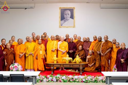 ภาพ No.222386:วันที่ 21 เมษายน พ.ศ. 2568 หลวงพ่อทัตตชีโวต้อนรับคณะสงฆ์ WAB ณ อาคาร 100 ปี คุณยายมหารัตนอุบาสิกาจันทร์ ขนนกยูง วัดพระธรรมกาย