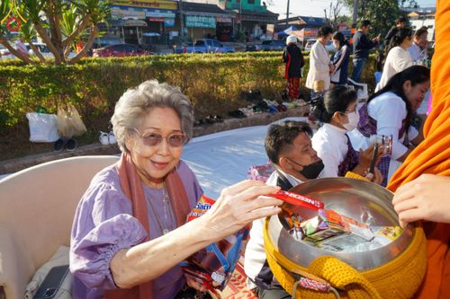ภาพ No.106815:พิธีตักบาตรพระ ๒๐๐ รูป  "สร้างบุญใหญ่ ส่งท้ายปีเก่า ต้อนรับปีใหม่ ๒๕๖๗" วันอาทิตย์ที่ ๓๑ ธันวาคม ๒๕๖๖ ณ ถนนหน้าที่ว่าการอำเภอภูเรือ อำเภอภูเรือ จังหวัดเลย