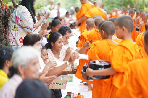 ภาพ No.61080:สามเณรออกบิณฑบาต และกิจกรรมอบรมสามเณร ในโครงการบรรพชาสามเณรฟื้นฟู พระพุทธศาสนาทั่วไทย ณ ศูนย์อบรมที่พักสงฆ์บ้านร่มเย็น จ.นราธิวาส วันที่ 2-15 เมษายน พ.ศ. 2567