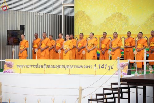 ภาพ No.201581:พิธีจุดประทีปถวายเป็นพุทธบูชา และบูชาธรรมมหาปูชนียาจารย์ ณ อาคารธรรมยาตรา กตัญญูบูชามหาปูชนียาจารย์ ตรงข้ามวัดปากน้ำภาษีเจริญ จ.กรุงเทพมหานคร ในโครงการธรรมยาตรา กตัญญูบูชา มหาปูชนียาจารย์ พระมงคลเทพมุนี(สด จนฺทสโร) พระผู้ปราบมาร อนุสรณ์สถาน 7 แห่ง