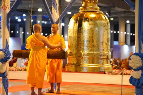 ภาพ No.59889:คณะสงฆ์และสาธุชนร่วมใจกัน สวดมนต์บทธัมมจักกัปปวัตนสูตร ครบ 6,315,808,080 จบ และจุดประทีปแปรอักษร ถวายเป็นพุทธบูชา เนื่องในวาระ "ฉลองอายุวัฒนมงคล 80 ปี หลวงพ่อธัมมชโย" ณ ลานธรรม มหารัตนวิหารคด วัดพระธรรมกาย