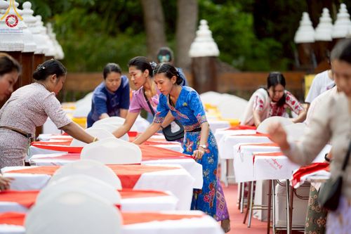 ภาพ No.220048:วันจันทร์ที่ 14 เมษายน พ.ศ. 2568 พระครูสิทธิรัตนวิเทศ ผู้ช่วยเจ้าอาวาสวัดพระธรรมกาย พร้อมด้วยผู้แทนมูลนิธิธรรมกาย และศิษยานุศิษย์หลวงพ่อธัมมชโย ออกเดินทางไปยังพื้นที่เมืองมัณฑะเลย์ สาธารณรัฐแห่งสหภาพเมียนมา โดยได้รับความเมตตาประสานงานเจ้าหน้าที่ภาครัฐจาก