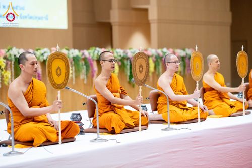 ภาพ No.208795:พระบาทสมเด็จพระเจ้าอยู่หัวทรงพระกรุณาโปรดเกล้าฯ พระราชทานภัตตาหารพระราชทาน แด่พระภิกษุ สามเณร ในการสอบบาลีสนามหลวง ณ วัดพระธรรมกาย วันที่ 22 กุมภาพันธ์ พ.ศ. 2568 ณ วัดพระธรรมกาย อำเภอคลองหลวง จังหวัดปทุมธานี