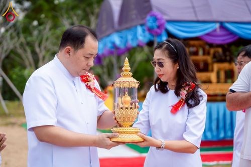 ภาพ No.255481:วันที่ 13 ตุลาคม พ.ศ. 2568 พิธีบรรจุพระบรมสารีริกธาตุ ผูกผ้า 7 สี เพื่อความเป็นสิริมงคล  และ ยกช่อฟ้า ประดิษฐานบนหลังคาอุโบสถวัดทุ่งเจริญธรรม ถวายบูชาธรรม 81 ปี หลวงพ่อธัมมชโย โดยคณะศิษยานุศิษย์ ณ วัดทุ่งเจริญธรรม อ.อมก๋อย จ.เชียงใหม่