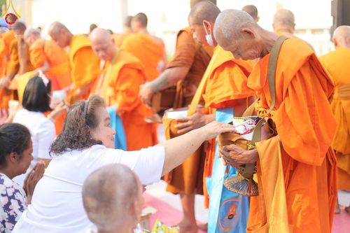 ภาพ No.135405:โครงการตักบาตรข้าวสารอาหารแห้งพระภิกษุสามเณร ๑,๐๐๐ รูป วันอังคารที่ ๙ เมษายน พ.ศ.๒๕๖๗ ณ ถนนหน้าที่ว่าการอำเภอคลองขลุง (เส้นเลียบแม่น้ำปิง) ตำบลคลองขลุง อำเภอคลองขลุง จังหวัดกำแพงเพชร