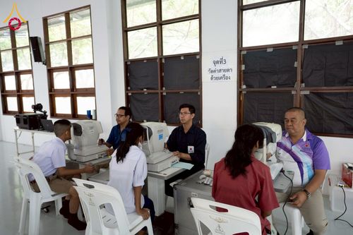 ภาพ No.230357:วันจันทร์ที่ 30 มิถุนายน พ.ศ. 2568 เจ้าอาวาสวัดพระธรรมกาย เยี่ยมอนุโมทนาให้กำลังใจ บุคลากรทางการแพทย์-เจ้าหน้าที่ผู้ปฏิบัติงาน โครงการรถตัดแว่นสายตาเคลื่อนที่สภากาชาดไทย เพื่อเด็กนักเรียนในชนบท พื้นที่จังหวัดปทุมธานี