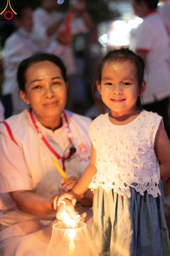 ภาพ No.112181:พิธีจุดประทีปถวายเป็นพุทธบูชา และบูชาธรรมมหาปูชนียาจารย์ พระมงคลเทพมุนี(สด จนฺทสโร) ในโครงการธรรมยาตรา กตัญญูบูชา มหาปูชนียาจารย์ พระมงคลเทพมุนี(สด จนฺทสโร) พระผู้ปราบมาร อนุสรณ์สถาน 7 แห่ง ปีที่ 12 วันที่ 14 มกราคม พ.ศ. 2567 ณ วัดสองพี่น้อง อ.สองพี่น้อง