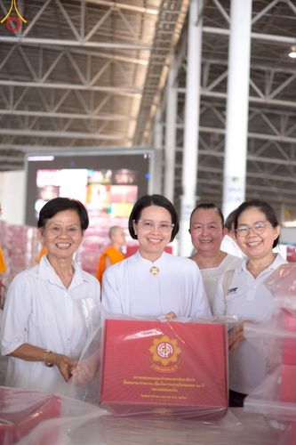 ภาพ No.214344:วันที่ 29 มีนาคม พ.ศ.2568 กิจกรรมใส่ถุงซิปกล่องไทยธรรม เพื่อรักษาความประณีตของกล่องไทยธรรม ในทุกสภาพอากาศ ณ บ้านแก้วเรือนทองคุณยาย วัดพระธรรมกาย