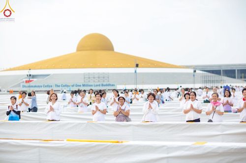 ภาพ No.218466:วันที่ 15 - 18 เมษายน พ.ศ. 2568 การเตรียมภาชนะสำหรับถวายภัตตาหาร , การจัดโต๊ะเก้าอี้ในลานธรรม , การแพ็คพัสดุงานต้อนรับ เพื่องานวันคุ้มครองโลก 22 เมษายน พ.ศ.2568 วัดพระธรรมกาย