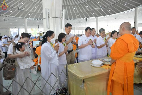 ภาพ No.147759:พิธีถวายภัตตาหารเมนูสวรรค์ ในพรรษาแห่งการเข้าถึงธรรม วันเสาร์ที่ 10 สิงหาคม พ.ศ. 2567 ณ หอฉันคุณยายอาจารย์ฯ วัดพระธรรมกาย