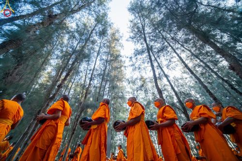 ภาพ No.107546:พิธีตักบาตรพระธรรมยาตราฯ ในโครงการธรรมยาตรากตัญญูบูชา มหาปูชนียาจารย์ พระมงคลเทพมุนี(สด จนฺทสโร) พระผู้ปราบมาร ปีที่ 12 ณ อนุสรณ์สถานมหาวิหารพระมงคลเทพมุนี อ.สองพี่น้อง จ.สุพรรณบุรี วันที่ 7 มกราคม พ.ศ. 2567