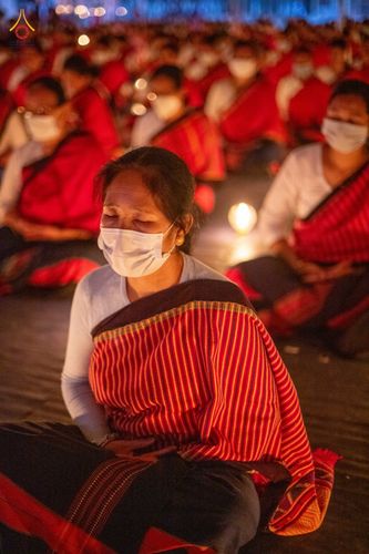 ภาพ No.76566:คณะสงฆ์และสามเณรบังกลาเทศ ปฎิบัติธรรมและจุดโคมประทีปถวายเป็นพุทธบูชา วันที่ 17 กุมภาพันธ์ พ.ศ. 2566