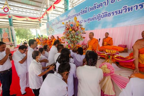 ภาพ No.175128:พิธีทอดกฐินสถาปนา แผ่นสิริฉะทะนะรัสมี(หลังคา) อาคาร 80 ปี หลวงพ่อธัมมชโย ณ ศูนย์ปฏิบัติธรรมวิหารแดง จ.สระบุรี วันเสาร์ที่ 9 พฤศจิกายน พ.ศ. 2567