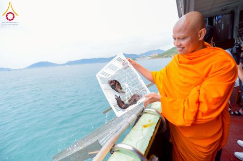 ภาพ No.224854:วันเสาร์ ที่ 10 พฤษภาคม พ.ศ. 2568 วัดพระธรรมกายฮ่องกง จัดพิธีปล่อยปลา บนเรือใหญ่บนอ่าวฮ่องกง และจัดพิธีถวายมหาสังฆทานกลางทะเล ประจำปี 2568 เนื่องในสัปดาห์วิสาขบูชาโลก