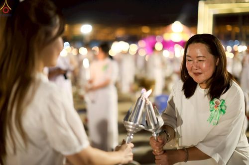 ภาพ No.253644:วันที่ 10 ตุลาคม พ.ศ. 2568 พิธีจุดประทีปบูชาพระผู้ปราบมาร, พิธีจุดประทีปบนพระมหาธรรมกายเจดีย์  20,000 ดวง เนื่องในวันคล้ายวันเกิดครบรอบ 141 ปี พระมงคลเทพมุนี (สด จนฺทสโร)