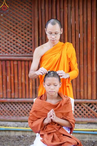 ภาพ No.59131:พิธีปลงผมและแห่นาคธรรมทายาท ในโครงการบรรพชาสามเณร ภาคฤดูร้อน เฉลิมพระเกียรติพระบาทสมเด็จพระเจ้าอยู่หัว เนื่องในโอกาส  พระราชพิธีมหามงคลเฉลิมพระชนมพรรษา 6 รอบ  ปลงผมนาคในวันที่ 21 เมษายน พ.ศ 2567 ณ วัดกลางธนรินทร์ (ธรรมอุทยานบ้านแป้ง)