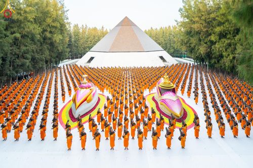 ภาพ No.189209:พระธรรมยาตราปฏิบัติธรรม และถ่ายภาพหมู่ประวัติศาสตร์ ในโครงการธรรมยาตรา กตัญญูบูชา มหาปูชนียาจารย์ พระมงคลเทพมุนี(สด จนฺทสโร) พระผู้ปราบมาร อนุสรณ์สถาน 7 แห่ง ปีที่ 13 วันที่ 4 มกราคม พ.ศ. 2568 ณ อนุสรณ์สถานมหาวิหารพระมงคลเทพมุนี (โลตัสแลนด์) อ.สองพี่น้อง