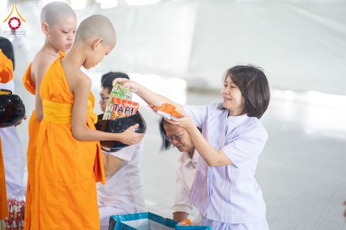 ภาพ No.145670:พิธีตักบาตรโครงการบรรพชาสามเณร โรงเรียนนานาชาติ รุ่นที่ 13 ณ มหารัตนวิหารคด 9 วัดพระธรรมกาย วันเสาร์ที่ 20 กรกฎาคม พ.ศ. 2567
