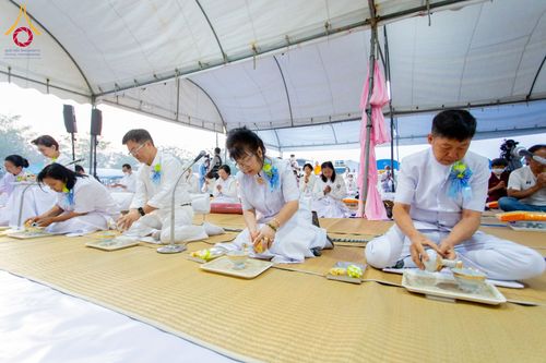 ภาพ No.199376:พิธีถวายภัตตาหารเป็นสังฆทาน แด่พระธรรมยาตรา ณ อนุสรณ์สถานบางปลา วัดบางปลา อำเภอบางเลน จังหวัดนครปฐม ในโครงการธรรมยาตรา กตัญญูบูชา มหาปูชนียาจารย์ พระมงคลเทพมุนี(สด จนฺทสโร) พระผู้ปราบมาร อนุสรณ์สถาน 7 แห่ง ปีที่ 13 วันที่ 22 มกราคม พ.ศ. 2568