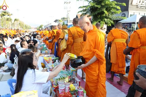 ภาพ No.184730:พิธีตักบาตรพระ 10,000 รูป ครั้งที่ 3 เนื่องในโอกาส 193 ปี จังหวัดกาญจนบุรี อุทิศส่วนกุศลให้แด่บรรพชน และเพื่อช่วยเหลือผู้ประสบภัยพิบัติต่างๆ วันเสาร์ที่ 21 ธันวาคม พ.ศ. 2567