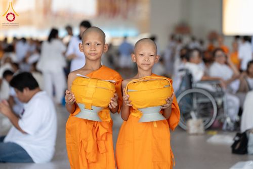ภาพ No.134988:พิธีถวายบาตรแด่นาคธรรมทายาท ในโครงการบรรพชาสามเณรฟื้นฟูพระพุทธศาสนาทั่วไทย ณ สภาธรรมกายสากล วัดพระธรรมกาย จ.ปทุมธานี วันเสาร์ที่ 6 เมษายน พ.ศ. 2567
