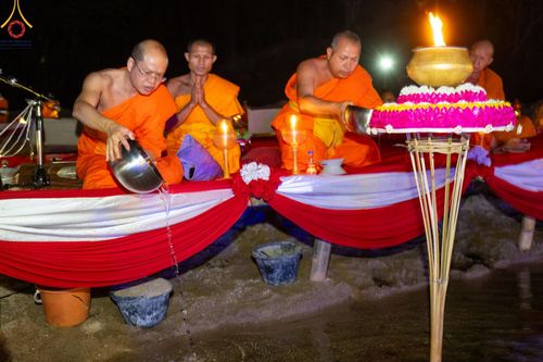 ภาพ No.138650:Photo Story  มหัศจรรย์วัดดงดินแดง Episode 6 พระภิกษุ-สามเณร ในโครงการบรรพชาอุปสมบทหมู่  กว่า 500 รูป และศีลจาริณีกว่า 300 คน ร่วมกันก่อพระเจดีย์ทราย 20,000 องค์ และจุดประทีป  บูชาธรรม 80 ปี หลวงพ่อธมฺมชโย กลางลำน้ำแม่ตื่น