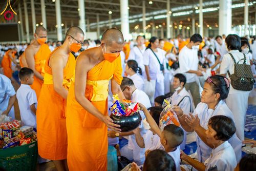 ภาพ No.92122:พิธีตักบาตร ในวันทอดกฐินสามัคคี ประจำปีพุทธศักราช 2566 วันอาทิตย์ต้นเดือนที่ 5 พฤศจิกายน พ.ศ. 2566 ณ สภาธรรมกายสากล วัดพระธรรมกาย จ.ปทุมธานี