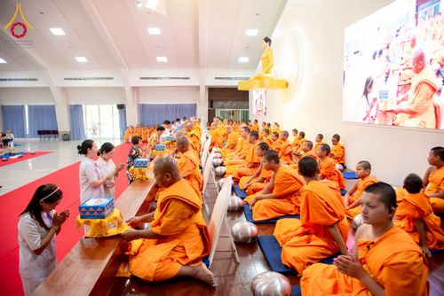 ภาพ No.218061:วันอาทิตย์ที่ 13 เมษายน พ.ศ. 2568 พิธีตักบาตรฉลองสามเณรใหม่ 75 รูป เนื่องในวันสงกรานต์ (โครงการบรรพชาสามเณรฟื้นฟูพระพุทธศาสนาทั่วไทย ประจำปีพุทธศักราช 2568) ณ ศูนย์ปฏิบัติธรรมระยอง(บ้านช่องลม) ตำบลบางบุตร อำเภอบ้านค่าย จังหวัดระยอง