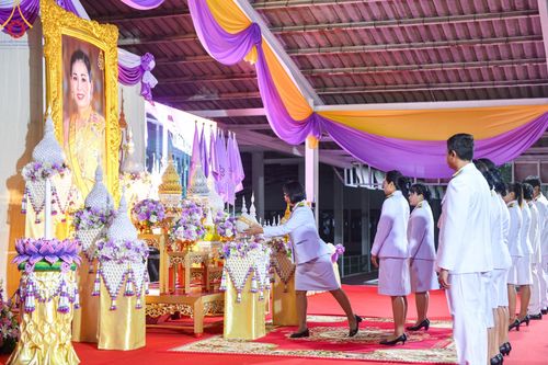 ภาพ No.138972:กิจกรรมเฉลิมพระเกียรติ สมเด็จพระนางเจ้าฯ พระบรมราชินี เนื่องในโอกาสวันเฉลิมพระชนมพรรษา พิธีเจริญพระพุทธมนต์ , ทำบุญตักบาตรพระสงฆ์ ถวายพระราชกุศล , พิธีถวายเครื่องราชสักการะ , และพิธีจุดเทียนถวายพระพรชัยมงคล วันที่ 3 มิถุนายน พ.ศ. 2567 ณ อาคารโถงช้าง วัดพ