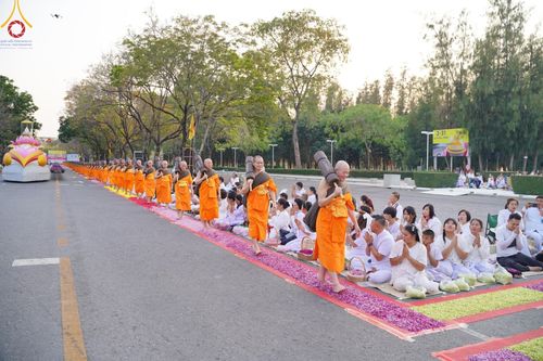 ภาพ No.202021:พิธีต้อนรับพระธรรมยาตรา ณ อนุสรณ์สถานลำดับที่ 7 สถานที่ขยายวิชชาธรรมกาย วัดพระธรรมกาย ต.คลองสาม อ.คลองหลวง จ.ปทุมธานี ในโครงการธรรมยาตรา กตัญญูบูชา มหาปูชนียาจารย์ พระมงคลเทพมุนี(สด จนฺทสโร) พระผู้ปราบมาร อนุสรณ์สถาน 7 แห่ง ปีที่ 13 วันที่ 26 มกราคม 2568