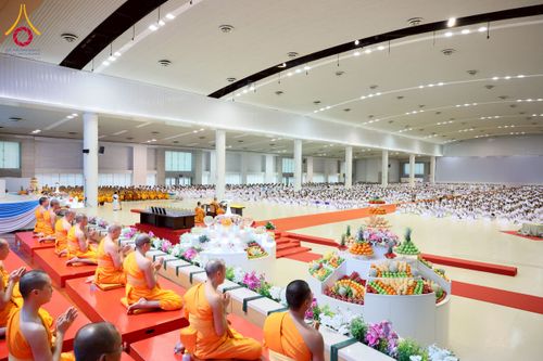 ภาพ No.232029:วันอาทิตย์ที่ 6 กรกฏาคม พ.ศ. 2568 พิธีตักบาตร ข้าวสารอาหารแห้ง  พิธีบูชาข้าวพระ สัมมนาพิเศษราชเหล็ก ณ สภาธรรมกายสากล วัดพระธรรมกาย