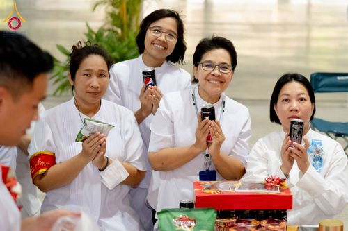 ภาพ No.61268:พิธีตักบาตรฉลองพระใหม่ รุ่นบูชาธรรมโครงการ 1-2 โครงการบรรพชาอุปสมบทหมู่ธรรมทายาท บูชาธรรมหลวงพ่อธัมมชโย 80 ปี ณ โถงช้างสำนักงานใหญ่ วัดพระธรรมกาย วันที่ 20 เมษายน พ.ศ. 2567