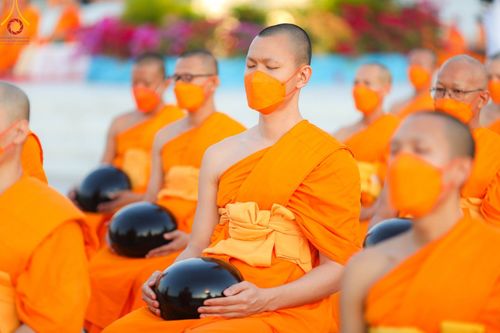 ภาพ No.105255:พิธีตักบาตรฉลองพระบวชใหม่ รุ่นบูชาธรรมมหาปูชนียาจารย์ และต้อนรับศักราชใหม่ วันจันทร์ที่ 1 มกราคม พ.ศ. 2567 ณ ลานธรรมพระมหาธรรมกายเจดีย์ วัดพระธรรมกาย