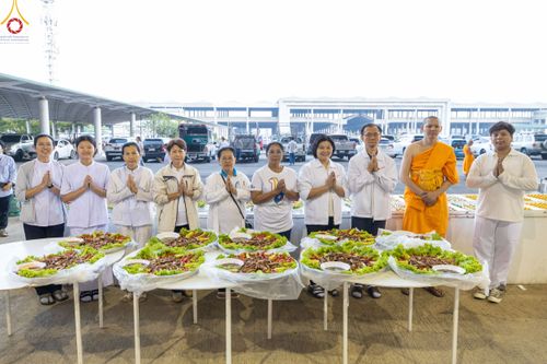 ภาพ No.188179:พิธีถวายภัตตาหารเป็นสังฆทาน แด่พระธรรมยาตรา ในโครงการธรรมยาตรา กตัญญูบูชา มหาปูชนียาจารย์ พระมงคลเทพมุนี(สด จนฺทสโร) พระผู้ปราบมาร อนุสรณ์สถาน 7 แห่ง ปีที่ 13 ณ สภาธรรมกายสากล วัดพระธรรมกาย วันที่ 2 มกราคม พ.ศ. 2568