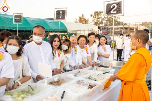 ภาพ No.108099:พิธีถวายภัตตาหารเป็นสังฆทาน แด่คณะพระธรรมยาตราฯ ในโครงการธรรมยาตรากตัญญูบูชา มหาปูชนียาจารย์ พระมงคลเทพมุนี(สด จนฺทสโร) พระผู้ปราบมาร อนุสรณ์สถาน 7 แห่ง ปีที่ 12 วันที่ 8 มกราคม พ.ศ. 2567 ณ อนุสรณ์สถานมหาวิหารพระมงคลเทพมุนี (โลตัสแลนด์) อ.สองพี่น้อง จ.สุ