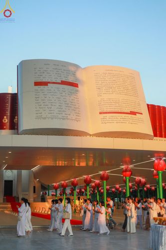 ภาพ No.159711:พิธีตัดปอยผมปลงผมนาคธรรมทายาท, พิธีบรรพชาอุปสมบทหมู่ โครงการอุปสมบทหมู่บูชาธรรม 140 ปี พระมงคลเทพมุนี (สด จนฺทสโร) ณ โบสถ์พระไตรปิฏก วัดพระธรรมกาย วันเสาร์ที่ 5 ตุลาคม พ.ศ. 2567