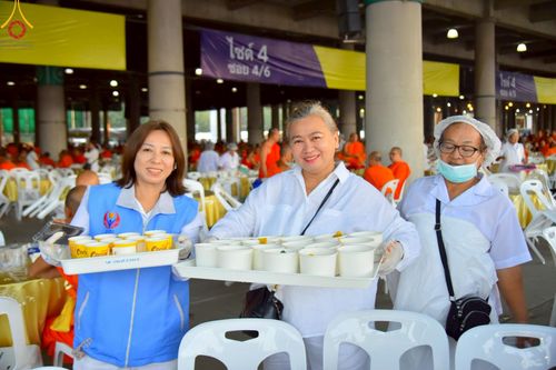 ภาพ No.219285:บรรยากาศการเดินทางเข้าวัดพระธรรมกาย , การต้อนรับปฏิสันถาร , การฉันภัตตาหารเช้า , การลงทะเบียนพระสังฆาธิการ  เนื่องในวันคุ้มครองโลก พิธีถวายมหาสังฆทานคณะสงฆ์ 40,000 กว่าวัดทั่วประเทศ ณ วัดพระธรรมกาย