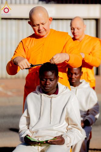 ภาพ No.231172:วันศุกร์ที่ 27 มิถุนายน พ.ศ. 2568 พิธีตัดปอยผมและพิธีปลงผมนาคธรรมทายาทแห่งทวีปแอฟริกา พ.ศ. 2568  โครงการบรรพชาอุปสมบทพระธรรมทายาทนานาชาติแห่งทวีปแอฟริกา ครั้งที่ 2 ณ วัดพระธรรมกายโจฮันเนสเบิร์ก สาธารณรัฐแอฟริกาใต้