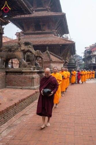 ภาพ No.132547:สามเณรเนปาล บิณฑบาต ย่านทาเมล เมืองกาฐมาณฑุ และเมืองปาฏัน ในโครงการบรรพชา 1,250 รูป ประเทศเนปาล วันที่ 20 มีนาคม พ.ศ. 2567