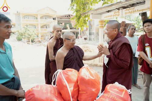 ภาพ No.220315:วันที่ 17 เมษายน พ.ศ. 2568 ผู้แทนวัดพระธรรมกาย ลงพื้นที่เยียวยา ซับน้ำตาเหยื่อแผ่นดินไหวมัณฑะเลย์