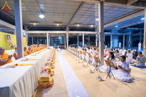 ภาพ No.194913:พิธีถวายภัตตาหารเป็นสังฆทาน แด่พระธรรมยาตรา ณ อนุสรณ์สถานมหาวิหารพระมงคลเทพมุนี (โลตัสแลนด์) อ.สองพี่น้อง จ.สุพรรณบุรี ในโครงการธรรมยาตรา กตัญญูบูชา มหาปูชนียาจารย์ พระมงคลเทพมุนี(สด จนฺทสโร) พระผู้ปราบมาร แห่ง ปีที่ 13 วันที่ 14 มกราคม พ.ศ.2568