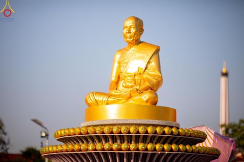 ภาพ No.195350:พิธีตักบาตรพระธรรมยาตรา ณ อนุสรณ์สถานลำดับที่ 3 สถานที่เกิดใหม่ในเพศสมณะ วัดสองพี่น้อง ต.ต้นตาล อ.สองพี่น้อง จ.สุพรรณบุรี ในโครงการธรรมยาตรา กตัญญูบูชา มหาปูชนียาจารย์ พระมงคลเทพมุนี(สด จนฺทสโร) พระผู้ปราบมาร ปีที่ 13 วันที่ 15 มกราคม พ.ศ.2568