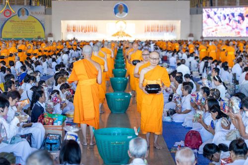 ภาพ No.177586:พิธีตักบาตรและพิธีบูชาข้าวพระ ในวันอาทิตย์ต้นเดือนที่ 1 ธันวาคม พ.ศ. 2567 ณ สภาธรรมกายสากล วัดพระธรรมกาย