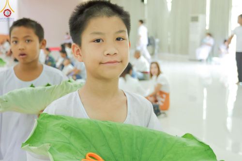 ภาพ No.216197:วันเสาร์ที่ 5 เมษายน พ.ศ. 2568 พิธีตัดปอยผม พิธีขอขมาผู้ปกครอง พิธีขอขมามอบผ้าไตร พิธีบรรพชา พิธีถวายบาตรสามเณร ณ ศูนย์ปฏิบัติธรรมและศูนย์อบรมเยาวชนเพชรบุรี ต.ท่าแลง อ.ท่ายาง จ.เพชรบุรี