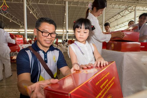 ภาพ No.212267:วันพุธที่ 19 มีนาคม พ.ศ. 2568 การบรรจุไทยธรรมลงกล่องสำเร็จ 43,500 กล่อง เพื่อถวายแด่พระสังฆาธิการ 40,000 กว่าวัดทั่วไทย ในวันคุ้มครองโลก 22 เมษายน พ.ศ. 2568 ณ บ้านแก้วเรือนทองคุณยายฯ วัดพระธรรมกาย