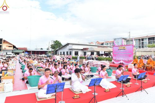 ภาพ No.150811:พิธีเจริญพระพุทธมนต์ และทำบุญตักบาตรแด่คณะสงฆ์ จำนวน 121 รูป เนื่องในโอกาสฉลองครบรอบ 120 ปี อำเภอคลองหลวง จังหวัดปทุมธานี เพื่อถวายเป็นพุทธบูชา ช่วยเหลือผู้ประสบความเดือดร้อนจากอุทกภัย และคณะสงฆ์ 323 วัด 4 จังหวัดชายแดนภาคใต้ วันเสาร์ที่ 31 สิงหาคม พ.ศ. 